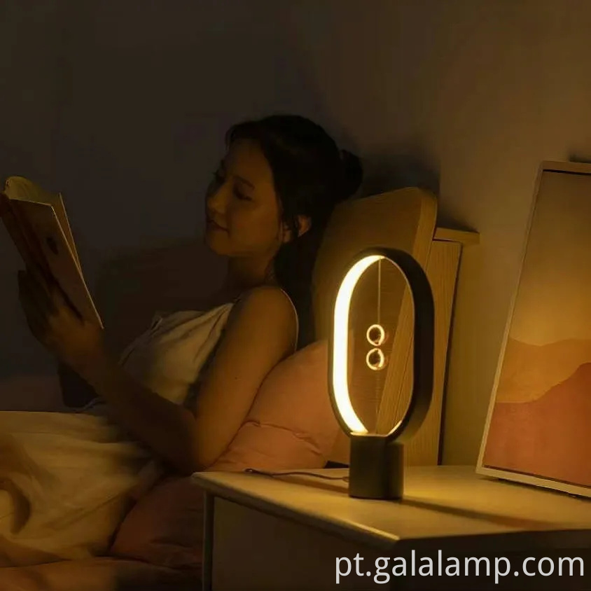 Lâmpada de mesa LED de balanço de Heng com design inovador no meio do ar